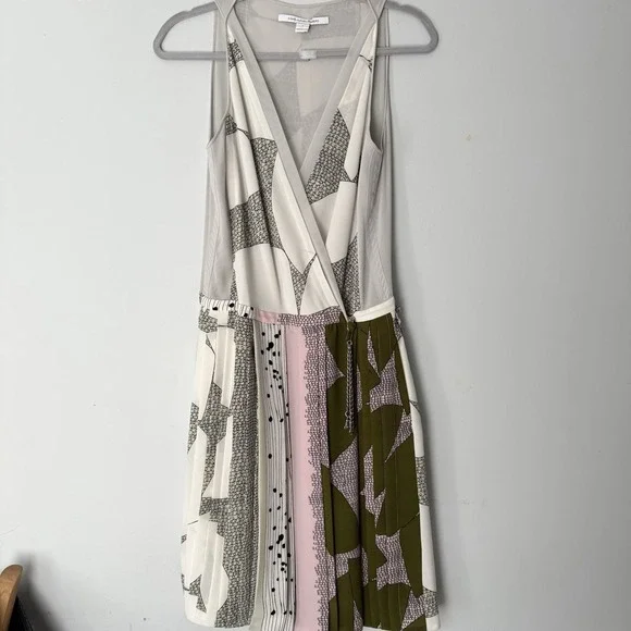 Diane von Furstenberg 2 Wrap Dress Silvertone Chain Close Mixed Print DVF